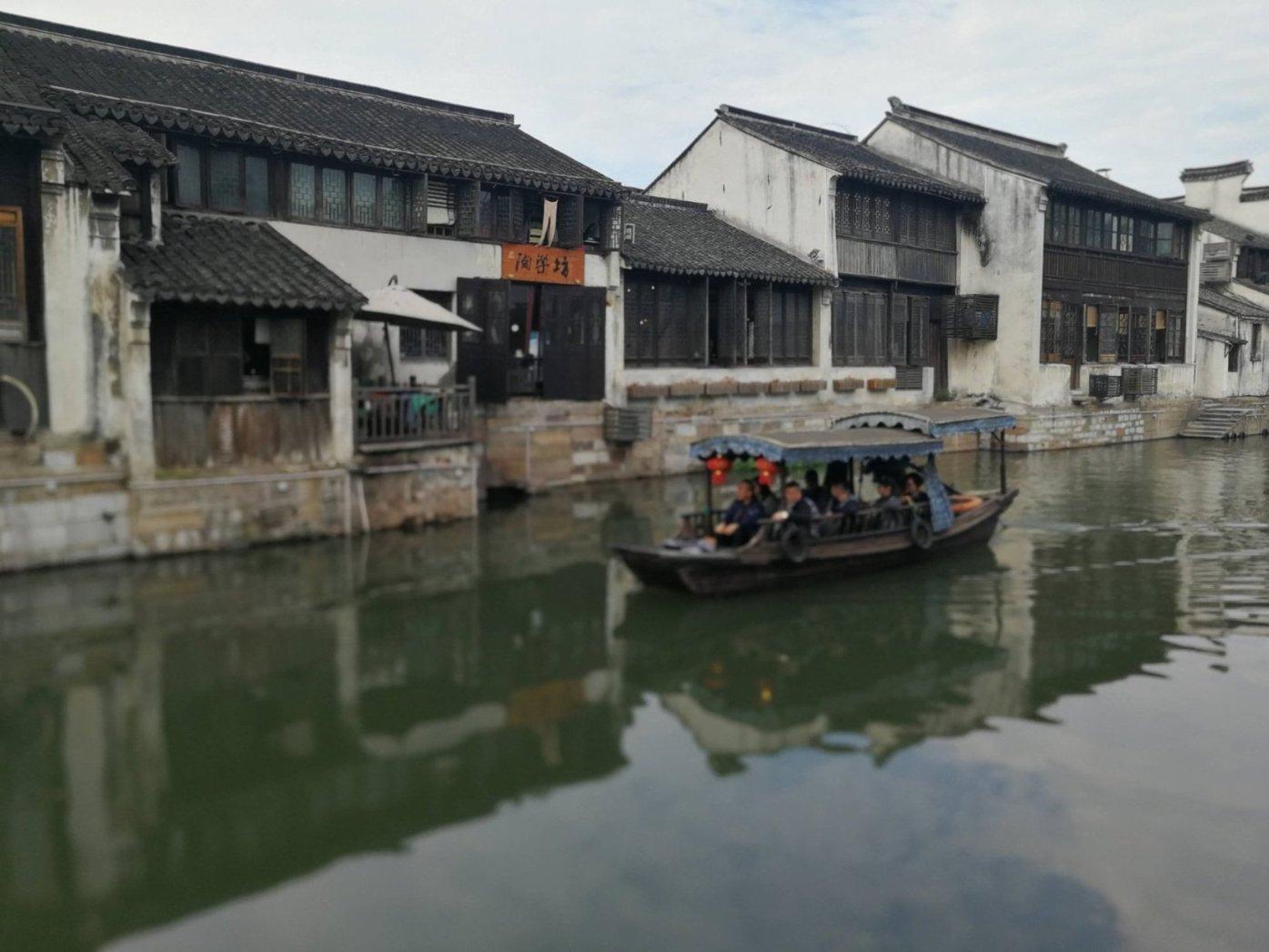 地上没有规划停车位 地下停车场尚未建成